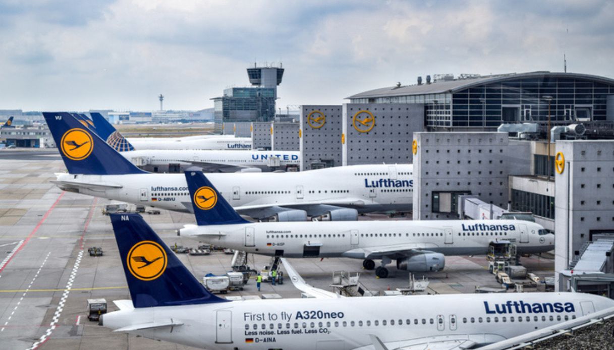 Aerei Lufthansa pronti fermi in aeroporto per imbarco o atterraggio dei passeggeri