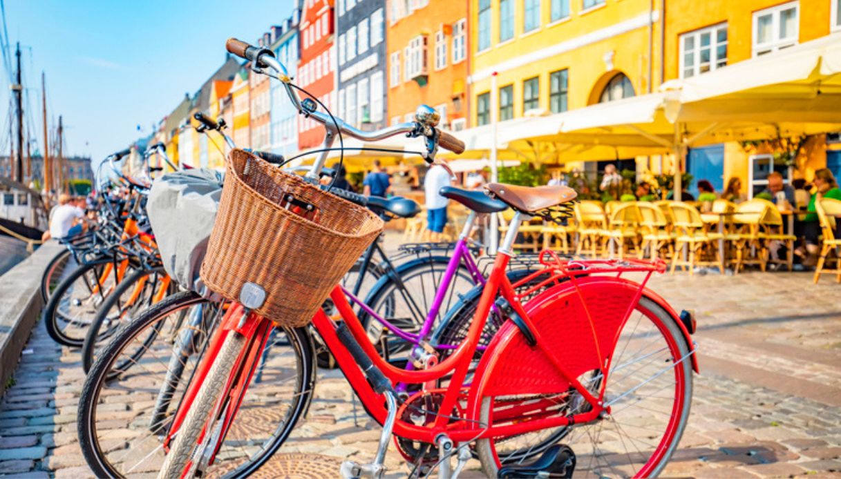 Biciclette colorate sul canale Nyhavn nel centro di Copenhagen, il mezzo preferito dai danesi per spostarsi in città.