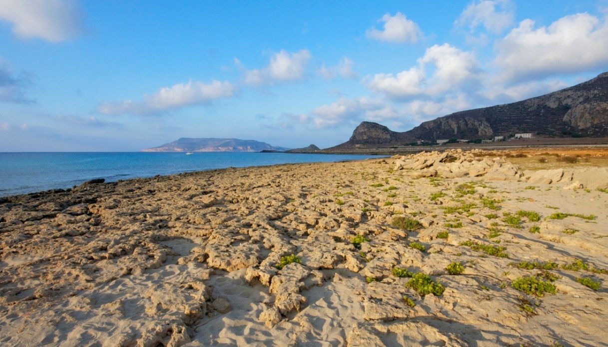 https://siviaggia.it/wp-content/uploads/sites/2/2016/07/Cala-del-Pozzo-Favignana.jpg