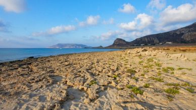 Le poche spiagge di sabbia Favignana sono un incanto da scoprire in estate