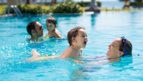 Famiglia in piscina