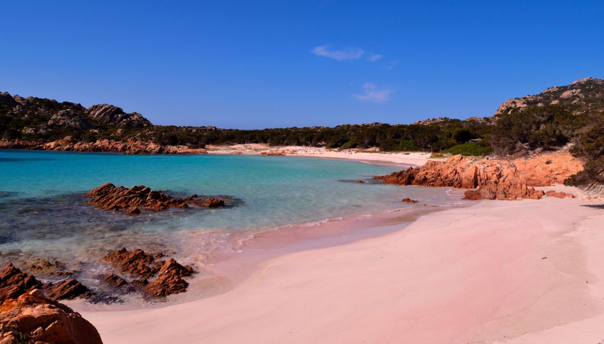 Vista della meravigliosa Spiaggia Rosa in Costa Smeralda, Sardegna