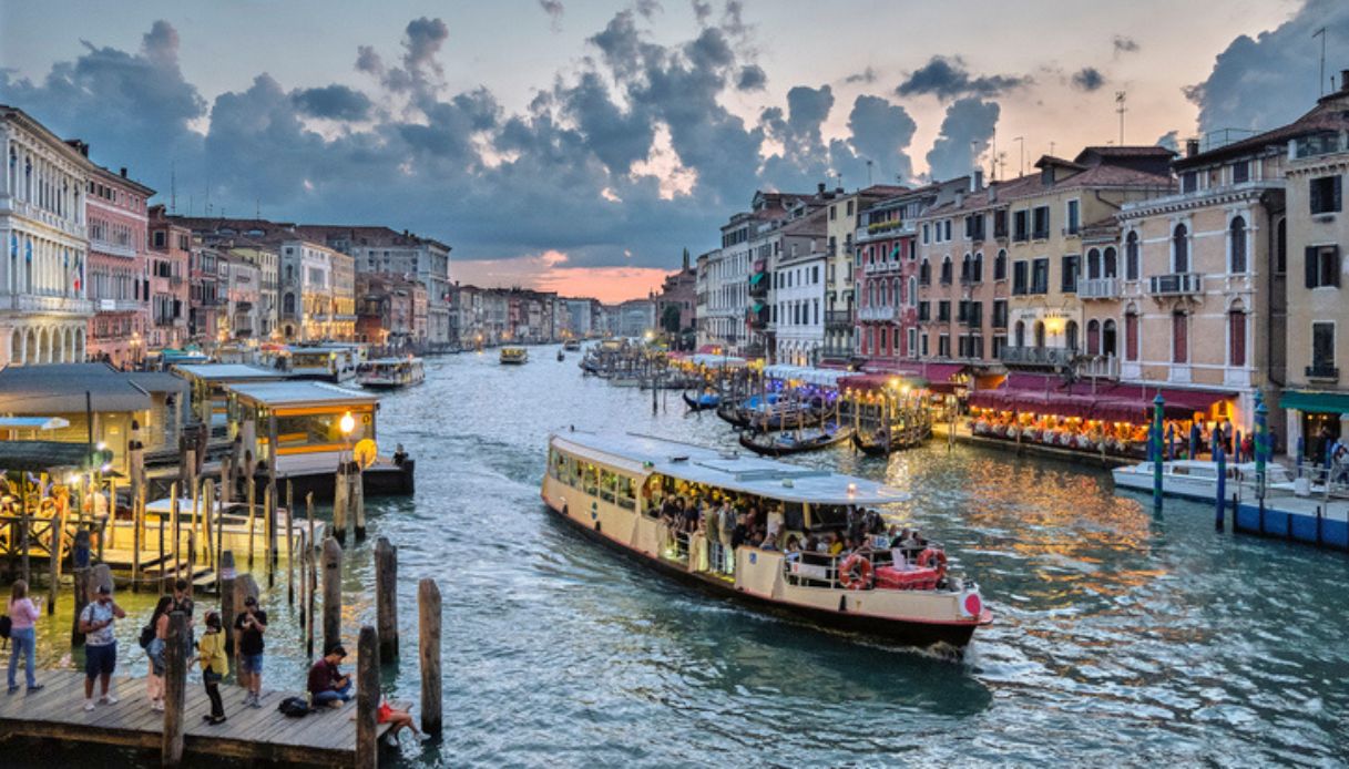 Vaporetto che prosegue la sua corsa nel Canal Grande di Venezia. È il mezzo più utilizzato per raggiungere la Giudecca