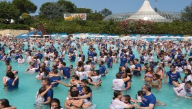 Un ballo record da 4mila persone nella piscina di Aquafan a Riccione