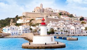 Ibiza, addio rave: ora è la nuova Saint-Tropez. Ecco com’è cambiata l’isola