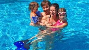 Famiglia felice in piscina
