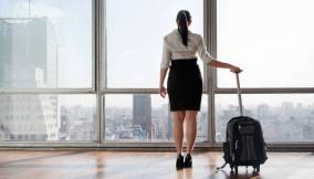 Donna con trolley a seguito