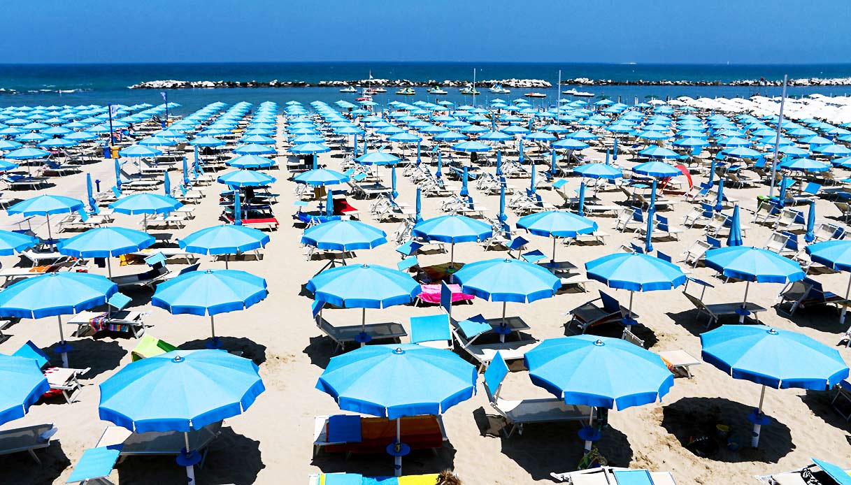 L'ombrellone si apre e si chiude da solo: la spiaggia è high tech