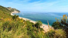 Spiagge per nudisti nelle Marche: ecco dove fare naturismo e nudismo