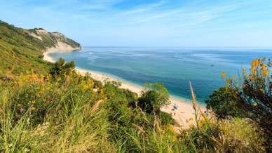Spiagge per nudisti nelle Marche: ecco dove fare naturismo e nudismo