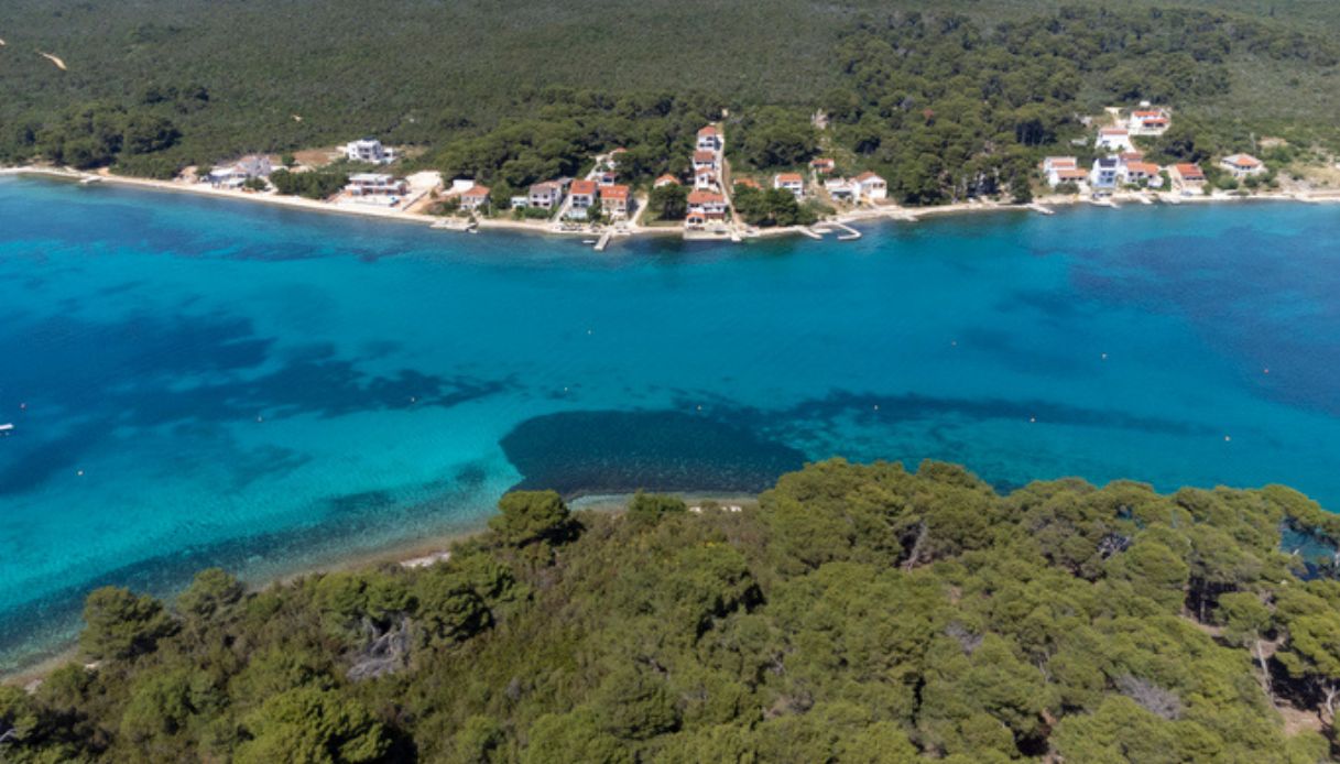 Paesaggio dell'isola di Melada in Croazia, con mare turchese e case sullo sfondo