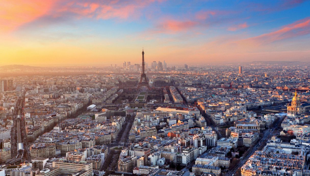 Panorama di Parigi che si può godere dalla terrazza di Tour Montparnasse al tramonto 