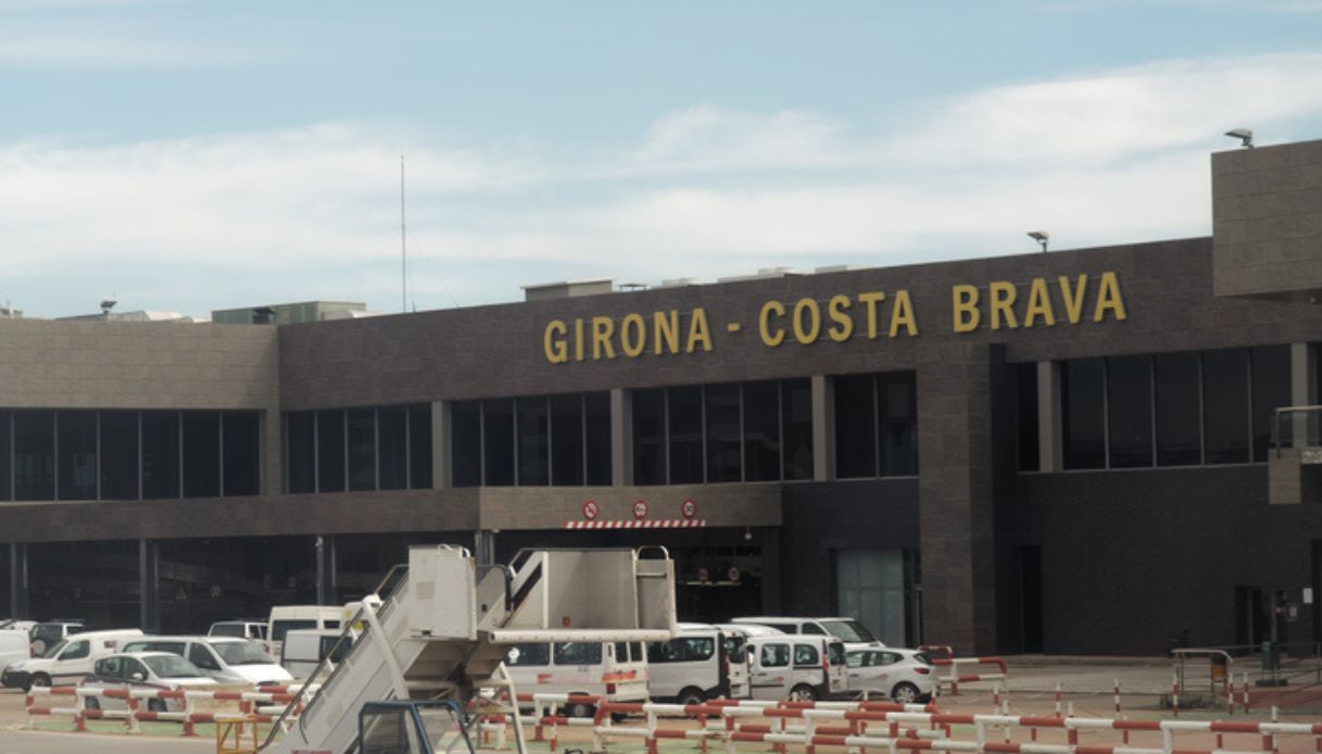 Esterno dell'aeroporto di Girona Costa Brava, con bus interni sulla pista di atterraggio