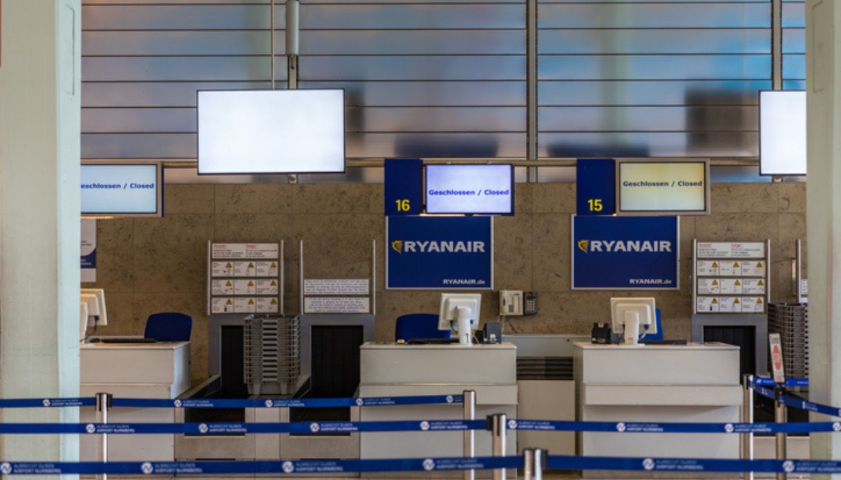 Sportelli dedicati al check-in della compagnia Ryanair, dove i passeggeri imbarcano i propri bagagli da stiva