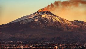 Eruzione Etna innevato