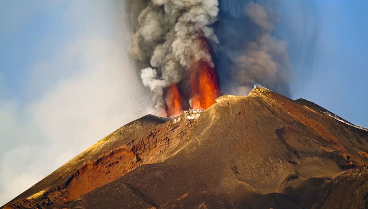 Eruzione vulcanica dell'Etna, durante la quale è visibile anche la lava che fuoriesce dal cratere