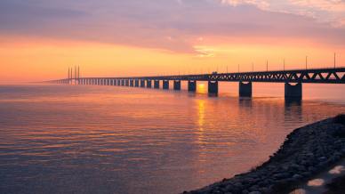 Il Ponte di Øresund che si immerge nelle acque del Nord