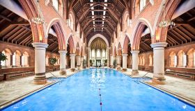 In una chiesa sconsacrata di Londra hanno creato una piscina  