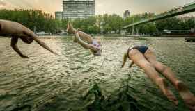 Bagnanti urbani: a Parigi si nuota nei canali