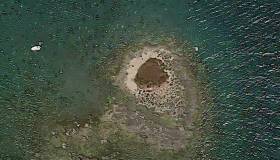 Nel Salento è spuntata un’isola a forma di cuore