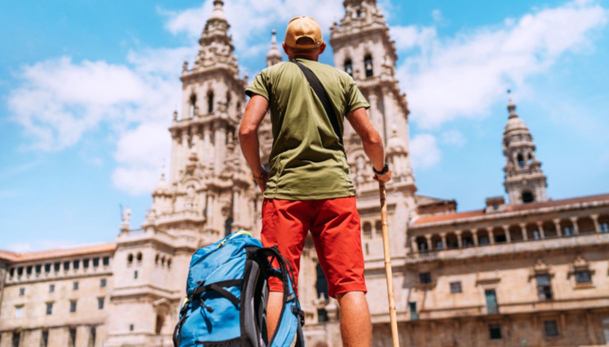 Arrivo di un pellegrino davanti la Cattedrale di Santiago de Compostela, dopo aver concluso il Cammino di Santiago