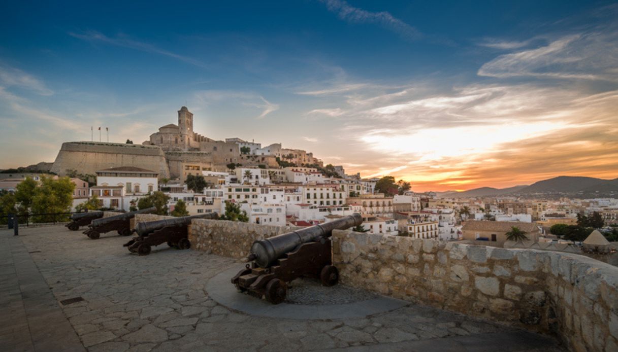 Fortezza di Dalt Vila, nella città alta di Eivissa, al tramonto. In primo piano diversi cannoni e città sullo sfondo