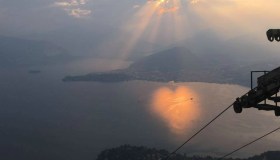 Tramonto spettacolare sul lago Maggiore: i giochi di luce disegnano un cuore