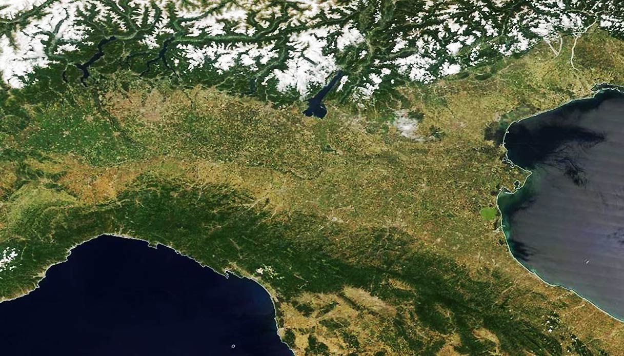 Pianura Padana, nemmeno una nuvola. La foto dal satellite