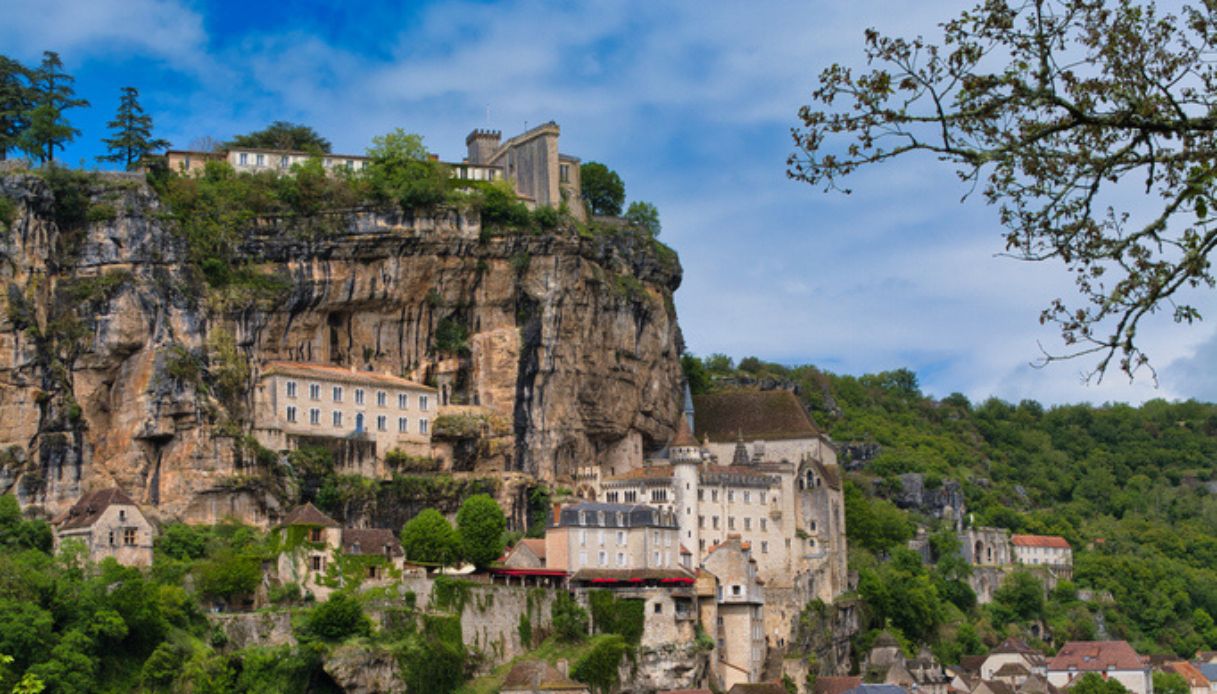 Vista del borgo medievale di Rocamadour immerso nella natura