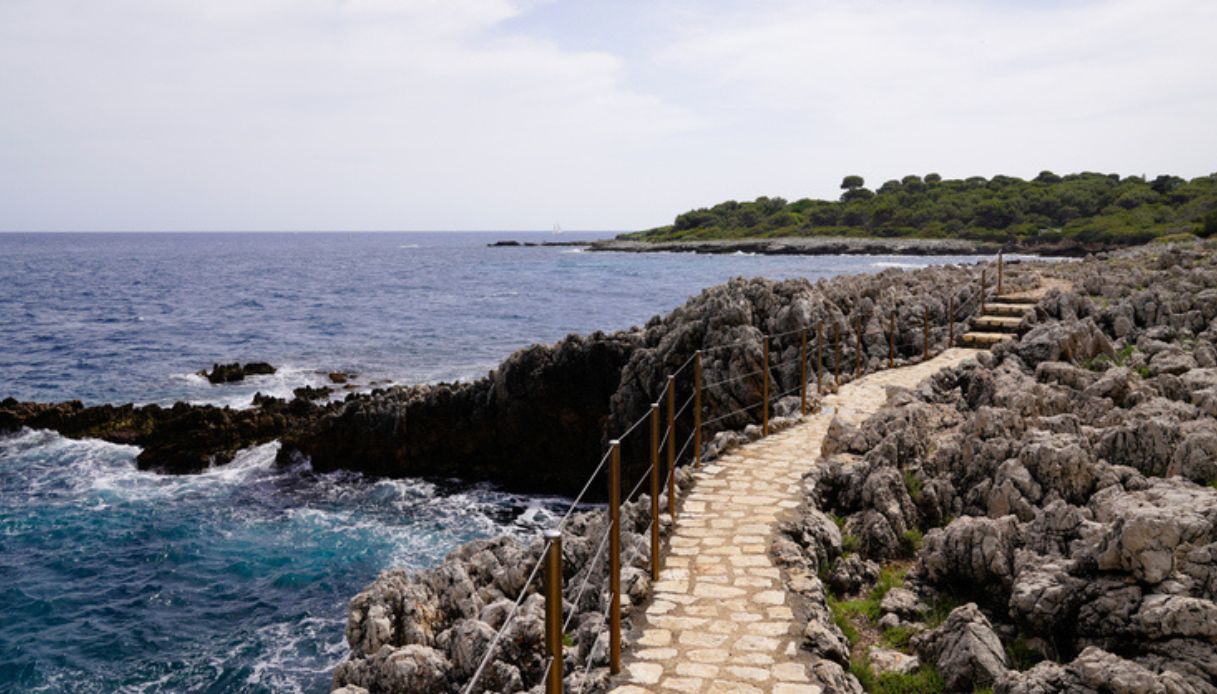 Sentiero in pietra che si snoda lungo la costa di Antibes e prosegue in mezzo alla natura