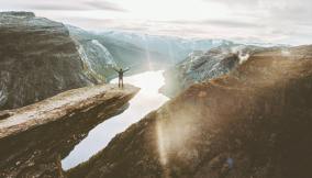 Trolltunga trampolino roccia Norvegia