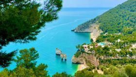 La spiaggia sorvegliata dai faraglioni è un incanto tutto italiano