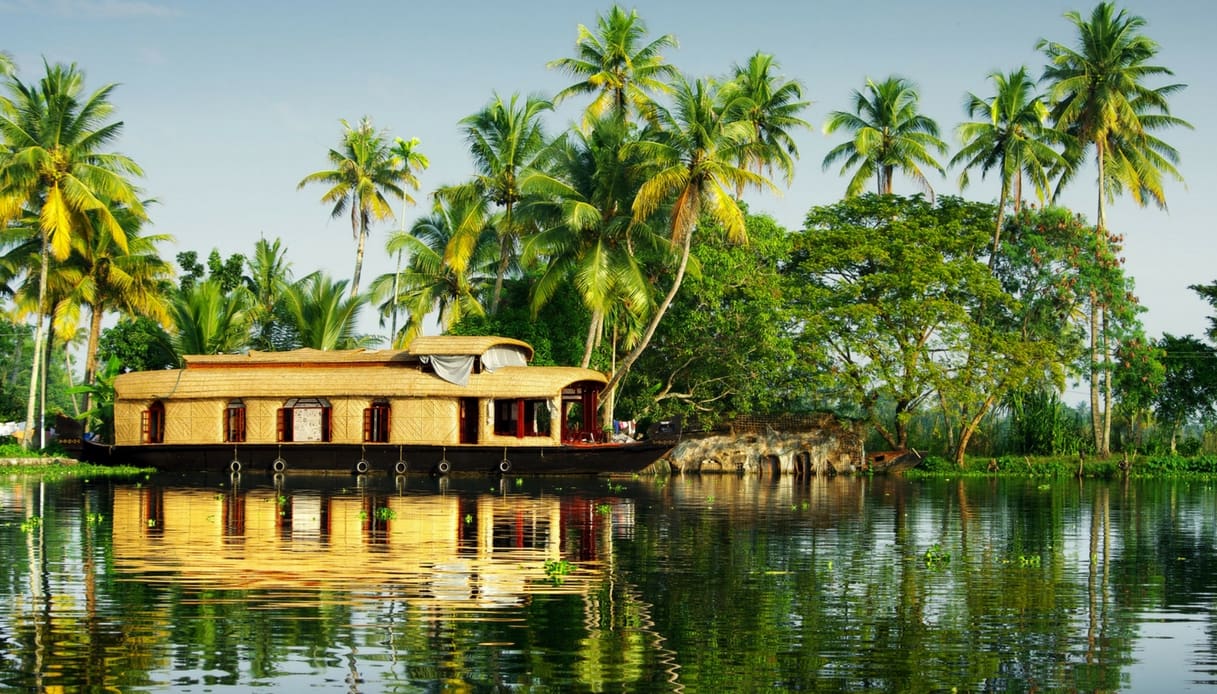 In Kerala, il viaggio è a bordo di una casa galleggiante