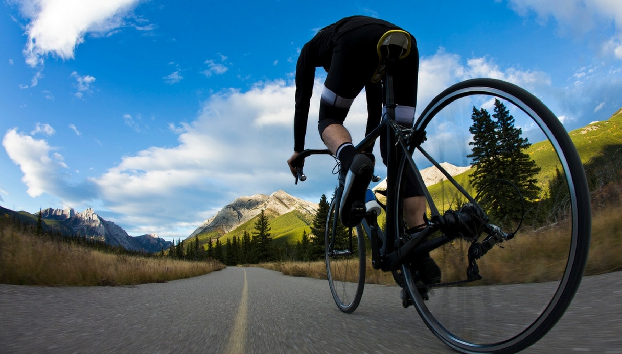 Велосипедист на пешеходном переходе. На велосипеде сельская дорога. Велосипед с разных ракурсов. Bicycle road. Esperia bike road.