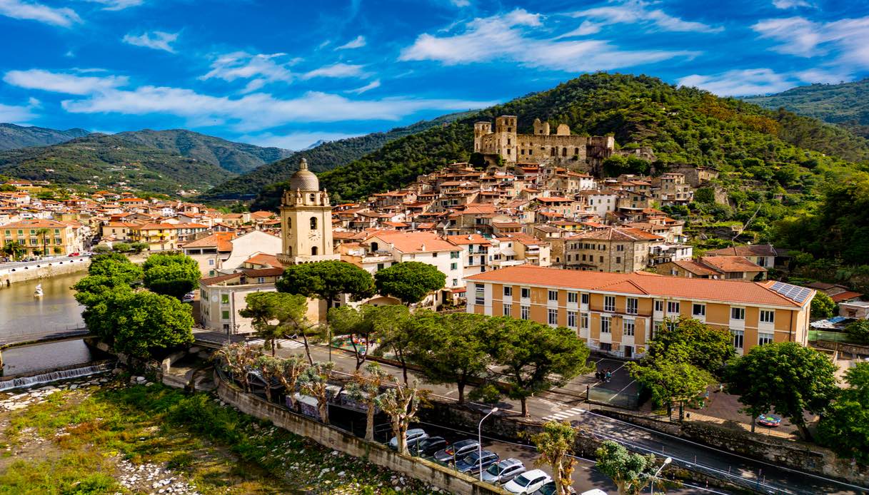 Una splendida veduta del borgo di Dolceacqua, in Liguria