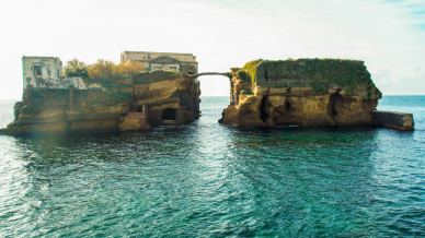 Il mistero dell’isola della Gaiola, cantata da Liberato