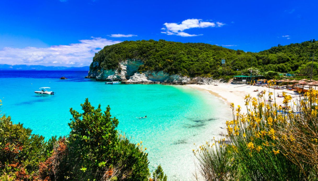 Vista della bellissima spiaggia di Vrika, sull'isola di Antipaxos, circondata da una ricca e verde vegetazione e mare cristallino