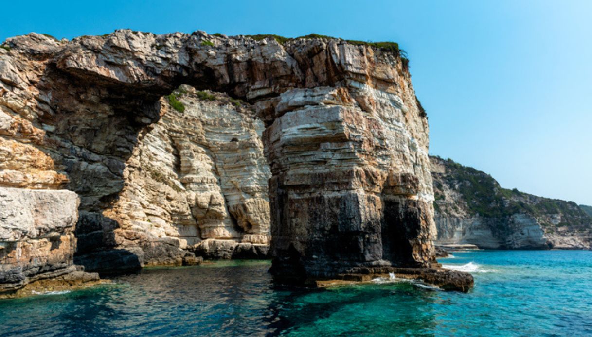 Tripitos Arch, formazione naturale rocciosa a forma di arco, visitabile in barca dall'isola di Paxos, in Grecia