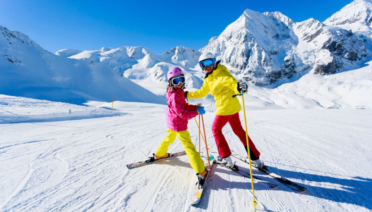 Bambini sciatori pronti ad effettuare una discesa sugli sci in montagna