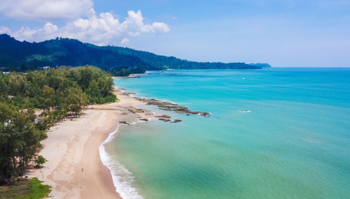 Vista dall'alto della spiaggia di Bang Niang in Thailandia, con mare cristallino e sabbie bianche