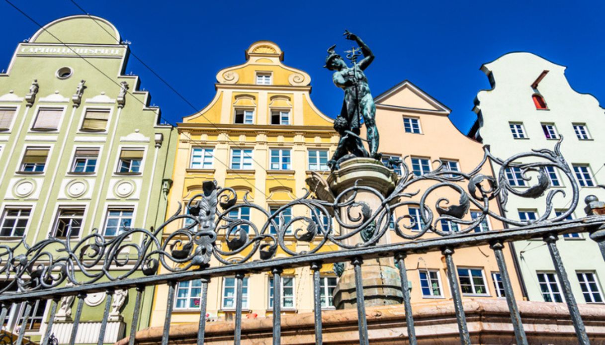 Vista di palazzi del centro storico di Augusta, nella regione della Baviera, tipica esperienza della Germania RInascimentale