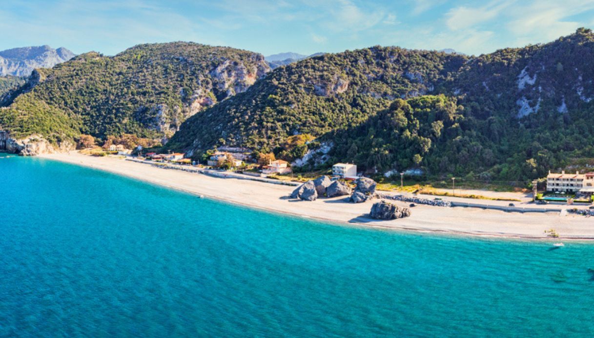 Vista dall'alto di Chiliadou Beach, sull'isola di Eubea, una lunga spiaggia con mare turchese