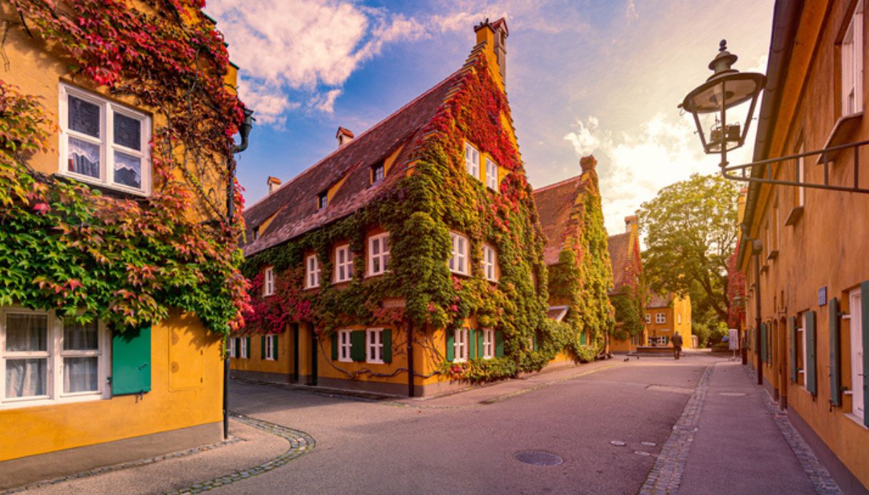 Il quartiere di Fuggerei ad Augusta, con strutture tipiche al tramonto, primo complesso popolare d'Europa