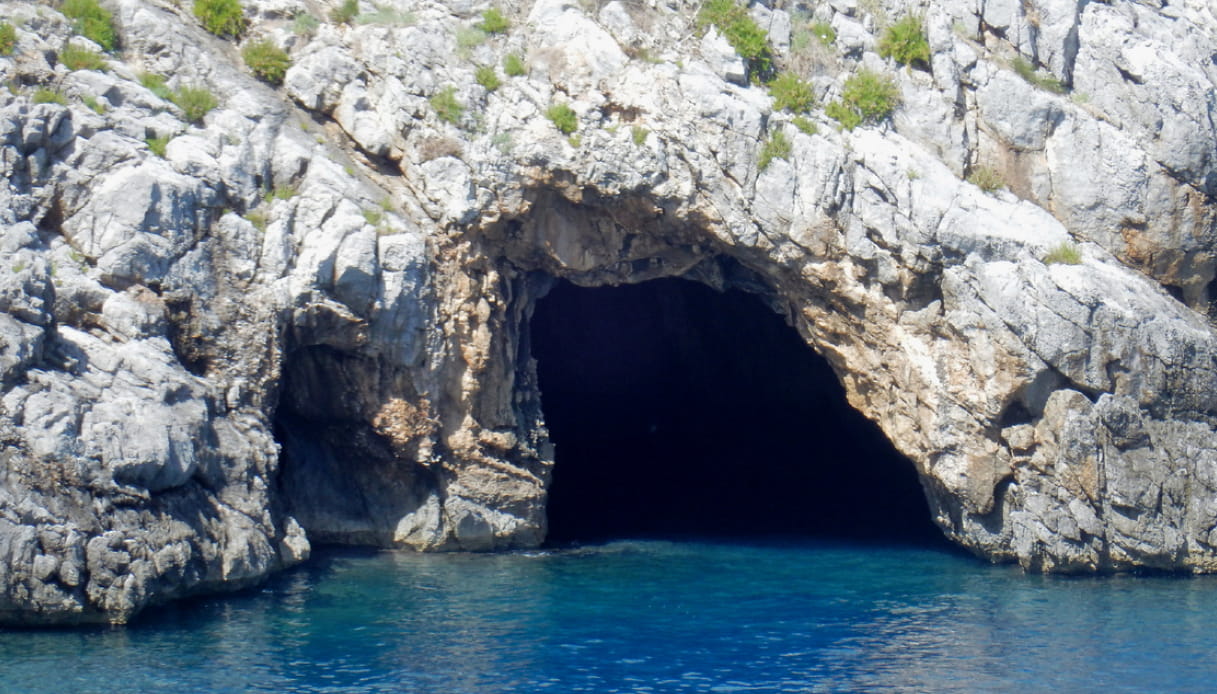 Meravigliose come le spiagge più belle da vedere anche le grotte lungo la costa di Palinuro