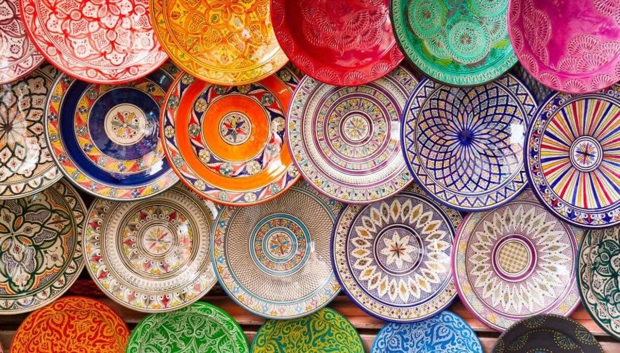 Tipica ceramica marocchina venduta nei mercati tradizionali del Marocco