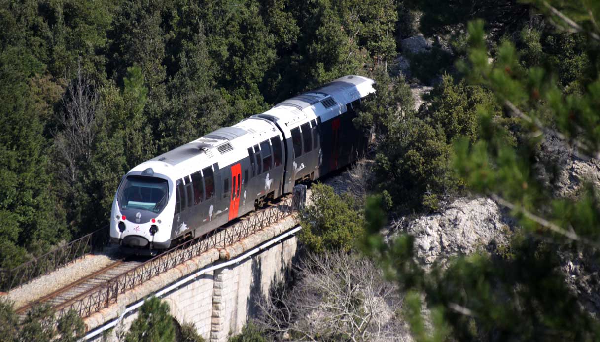 il treno da ajaccio a bastia trasporta le biciclette