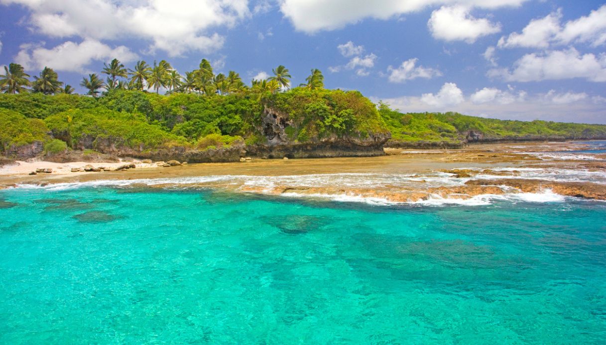 Vista della costa di Aloifi e delle sue acque cristalline sull'isola di Niue