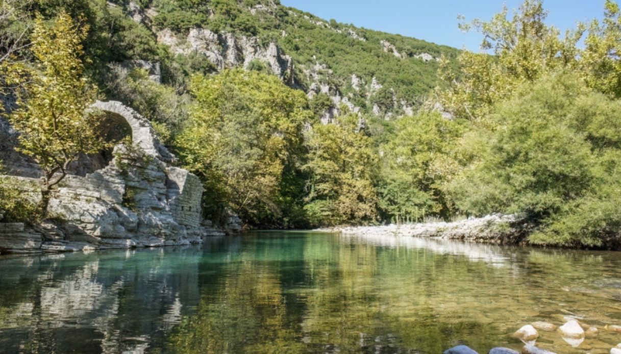 Gola di Vikos, in Grecia e nei pressi Ioannina, con il fiume Vikos che scorre tra la vegetazione verde