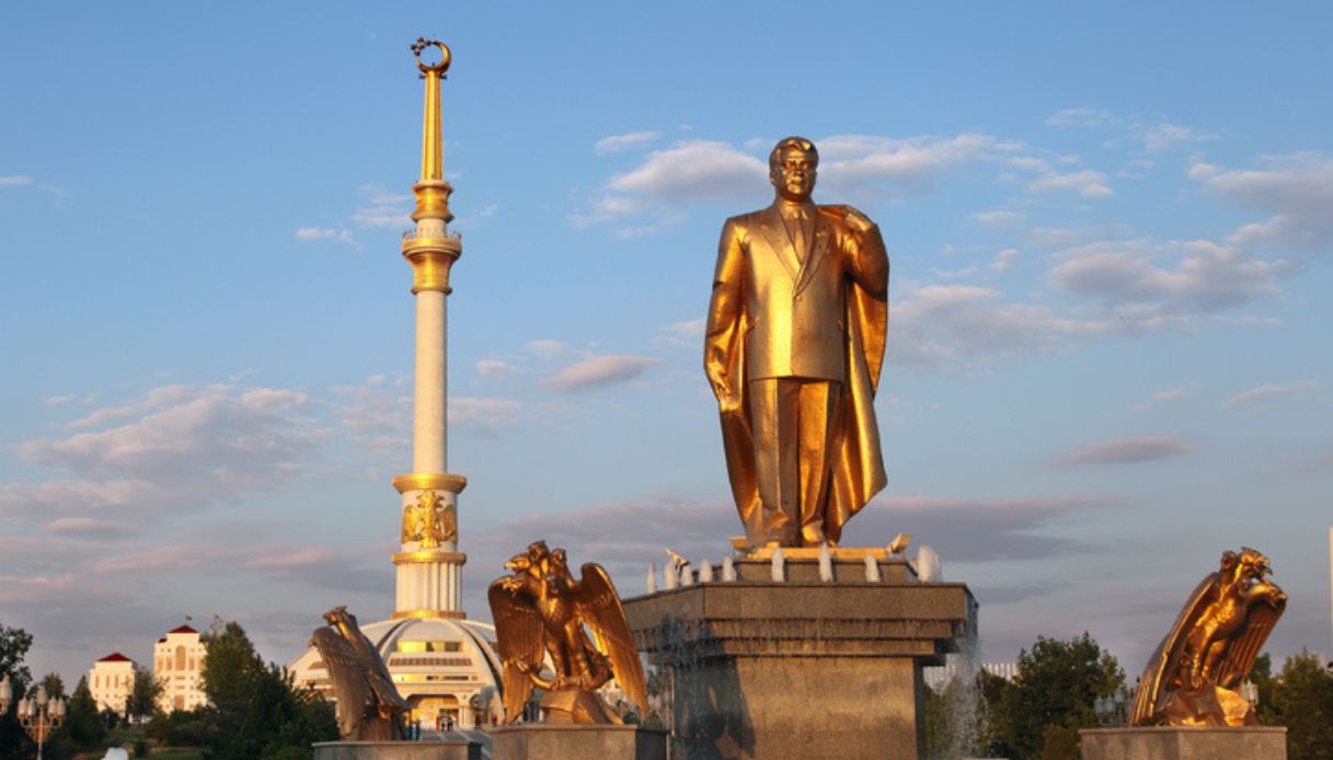 Parco dell'Indipendenza Ashgabat e della statua raffigurante il presidente Niyazov