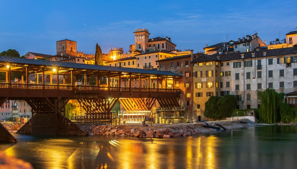 Bassano del Grappa e il suggestivo Ponte Vecchio di sera